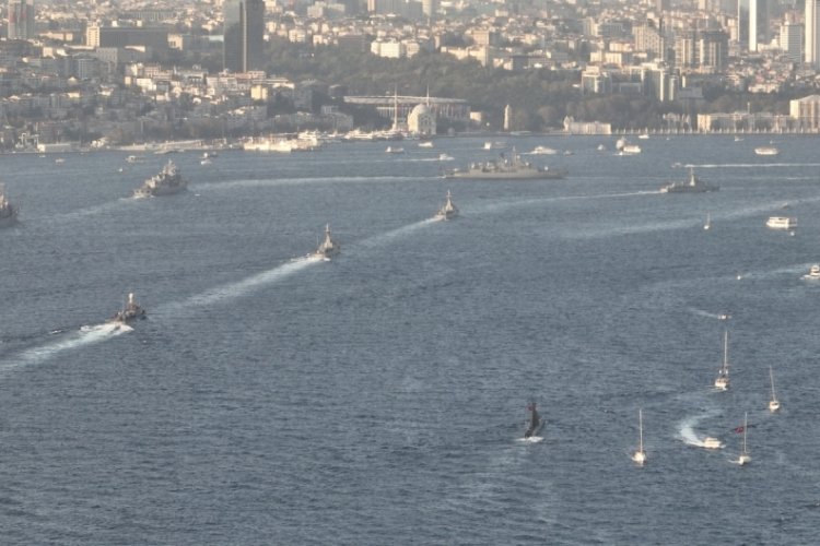 T&uuml;rk donanmasının İstanbul Boğazı'ndan ge&ccedil;işi havadan g&ouml;r&uuml;nt&uuml;lendi
