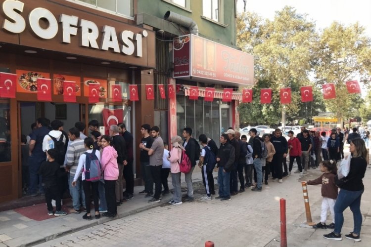 Malatya'da bir esnaf Cumhuriyet Bayramı nedeniyle vatandaşlara &uuml;cretsiz yemek dağıttı