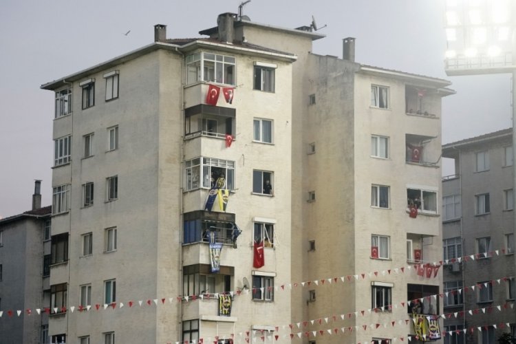İstanbul Pendik'te Fenerbah&ccedil;e taraftarları balkonlarından ma&ccedil;ı takip etti