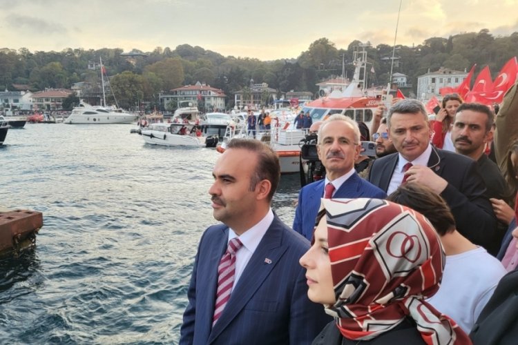 Bakan Uraloğlu ile Kacır, Tarabya Sahili'nden 100 geminin ge&ccedil;işini izledi