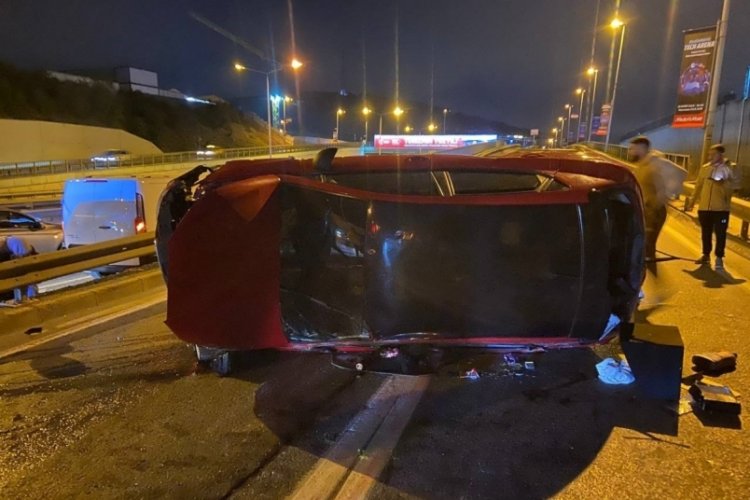 İstanbul'da iki ara&ccedil; takla attı: 3 yaralı