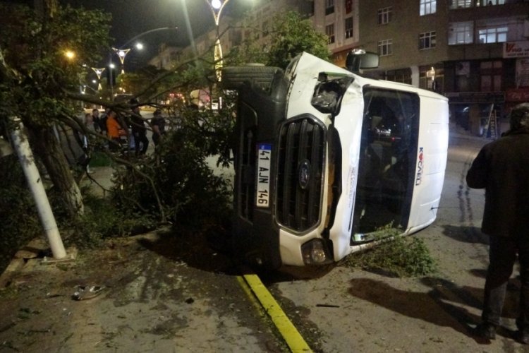 Kocaeli'de minib&uuml;s devrildi 1'i ağır 3 yaralı
