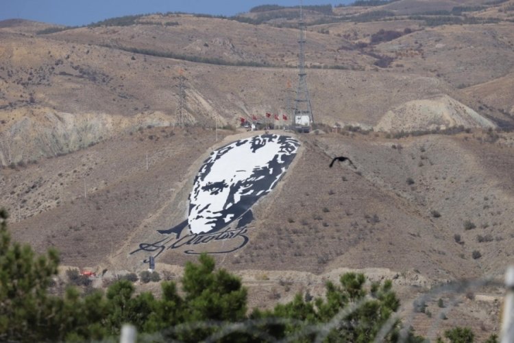 Erzincan'da Atat&uuml;rk portresi yenilendi