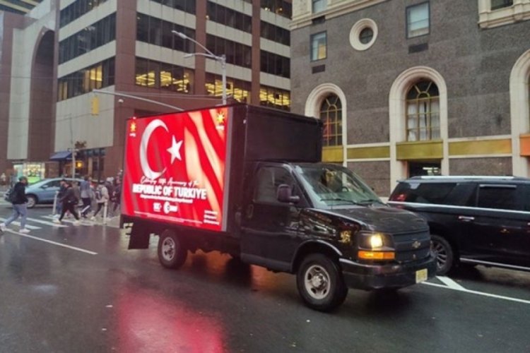 ABD'de T&uuml;rk bayraklarıyla donatılmış dijital ilan kamyonları dolaştırıldı