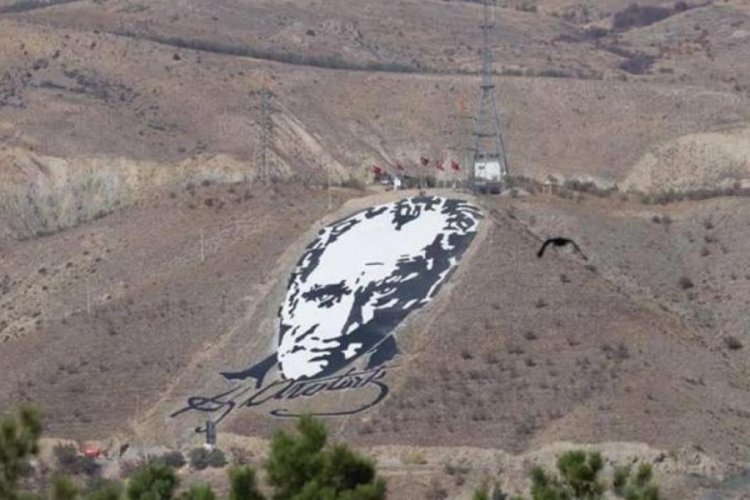 41 yıl &ouml;nce yapılan Atat&uuml;rk portresi 3 bin askerle yenilendi
