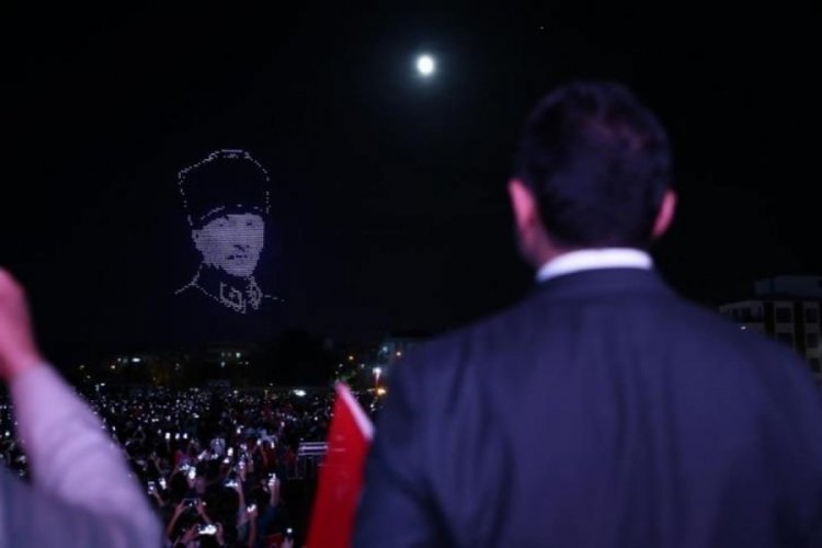 İzmir'de 1923 dron havalandı, g&ouml;ky&uuml;z&uuml;nde Atat&uuml;rk portresi oluşturdu