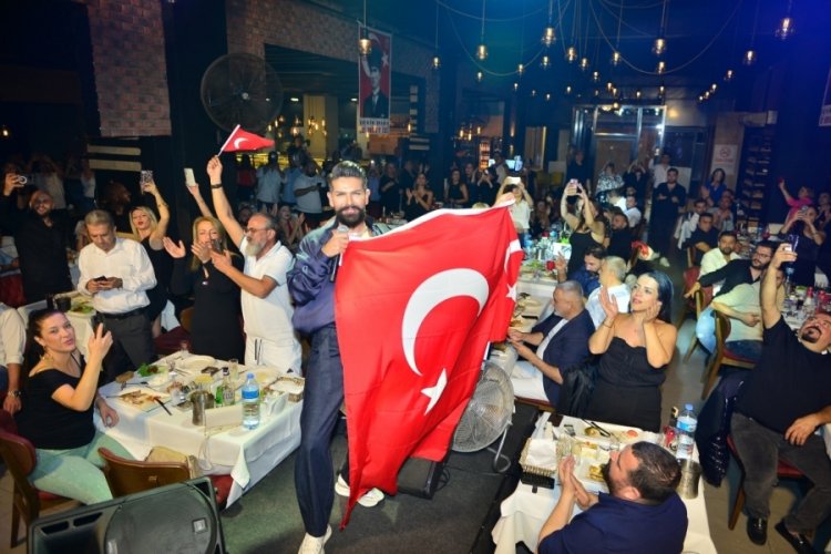Mehmet &Ccedil;evik, Cumhuriyet'in 100. yılını Bursa'da kutladı