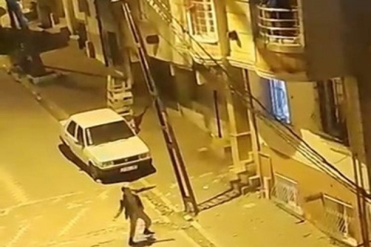 İstanbul'da alkoll&uuml; şahıs evini taşladı!