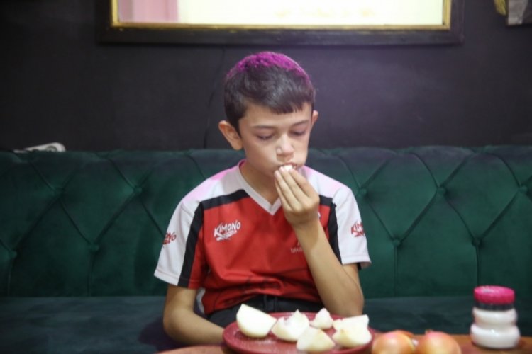 Bursalı Eymen okula giderken bile sarımsak yiyor!