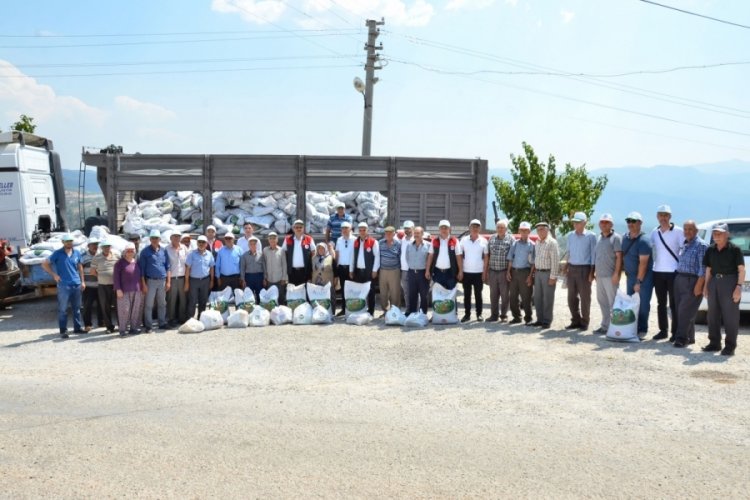 Denizli'de kekik &uuml;reticilerine organik tarım belgeleri ve g&uuml;bre dağıtıldı
