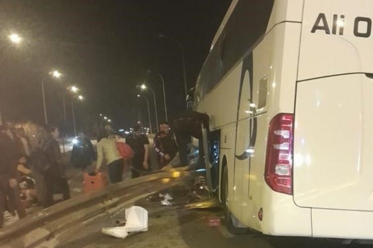 Yolcu otob&uuml;s&uuml; bariyerlere &ccedil;arptı, 7 yaralı