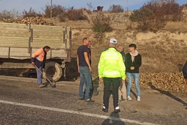 Kastamonu'da pancar y&uuml;kl&uuml; trakt&ouml;r devrildi