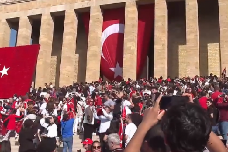 Anıtkabir'de ziyaret&ccedil;i rekoru kırıldı