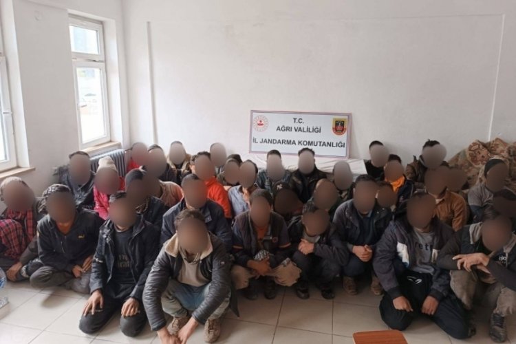 Ağrı'da tır i&ccedil;inde 49 Afgan g&ouml;&ccedil;men yakalandı