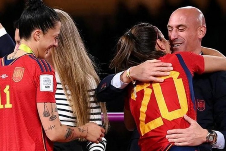 Luis Rubiales'e dev ceza