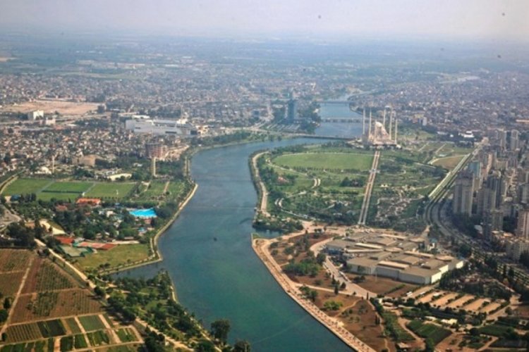 Adana'da 56 bin 100 litre ka&ccedil;ak akaryakıt ele ge&ccedil;irildi