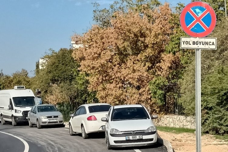 Bursa'da park yasağı olan b&ouml;lgeye ara&ccedil;larını park ettiler!