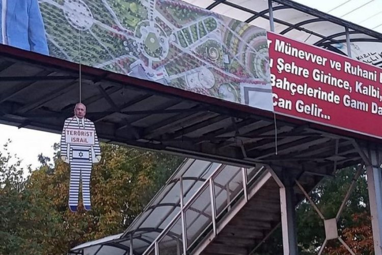 Netanyahu'nun maketini &uuml;st ge&ccedil;ide astılar!