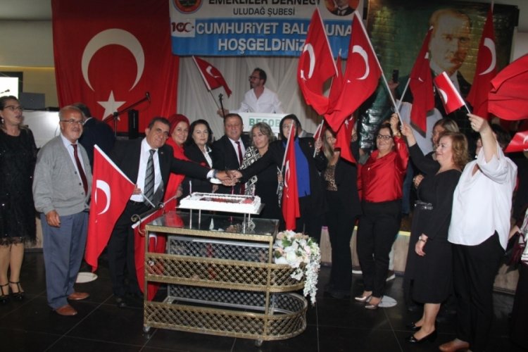 Bursa'da emekliler 100. Yıl balosunda buluştu