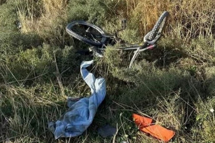 Bisikletiyle tutunduğu trakt&ouml;r&uuml;n altında kalan &ccedil;ocuk &ouml;ld&uuml;
