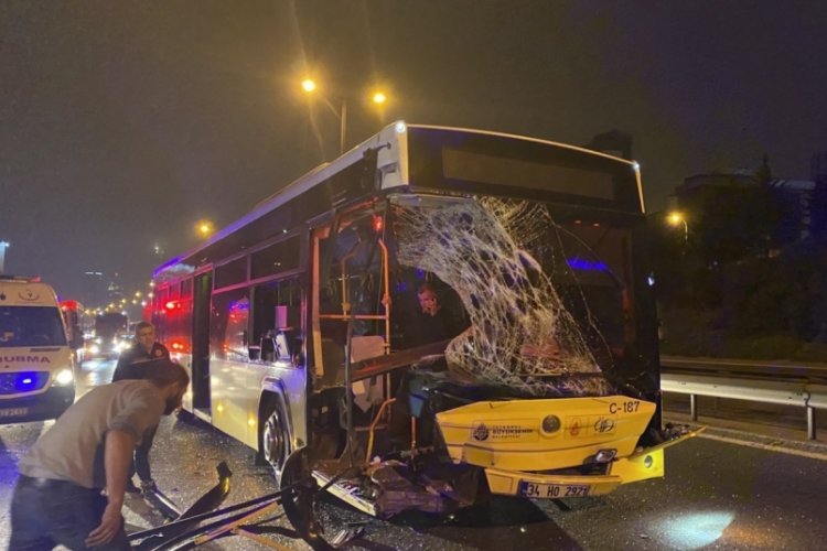 İstanbul'da İETT otob&uuml;s&uuml; minib&uuml;se &ccedil;arptı, 2 yaralı