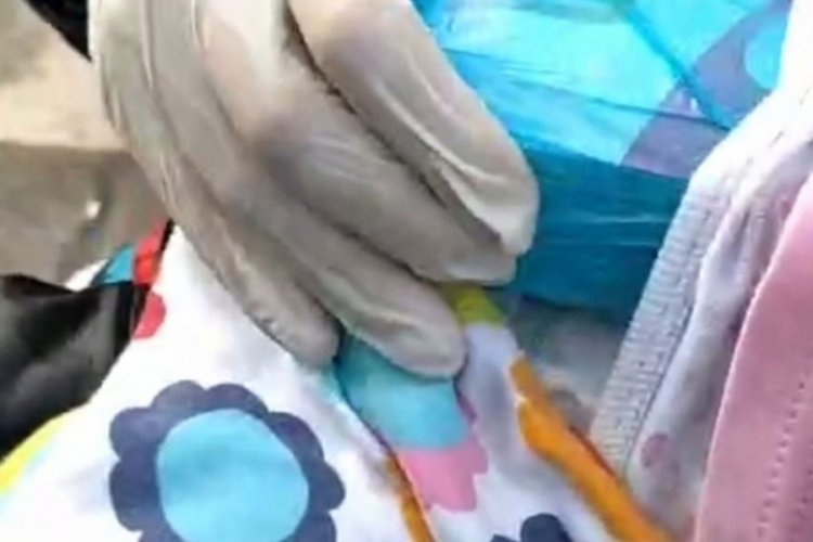 3 aylık bebeğin &uuml;zerine uyuşturucu gizlediler! 4 ş&uuml;pheli tutuklandı