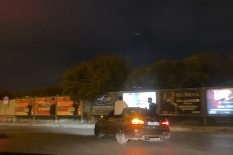 İstanbul'da otomobil kapısında tehlikeli yolculuk