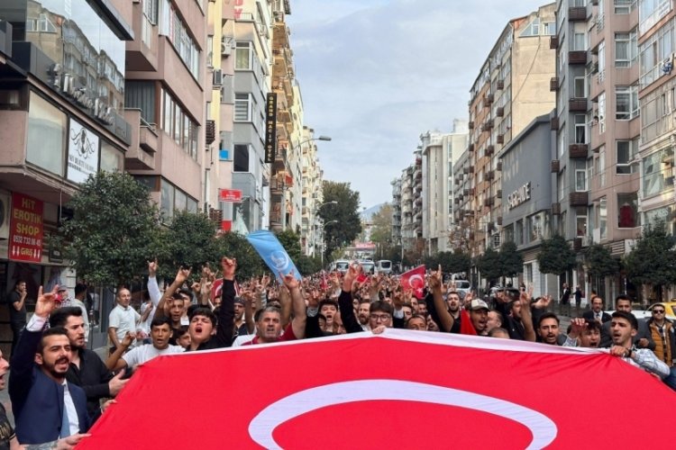 Bursa'da &Ccedil;arşamba Mahallesi kırmızı beyaza b&uuml;r&uuml;nd&uuml;