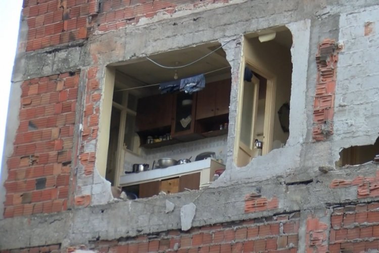 İstanbul'da kentsel d&ouml;n&uuml;ş&uuml;m sırasında yan apartman duvarsız kaldı