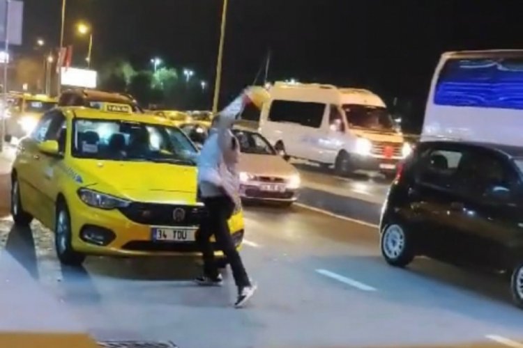 İstanbul'da İETT otob&uuml;s&uuml; ve taksiye saldıran şahıs yakalandı