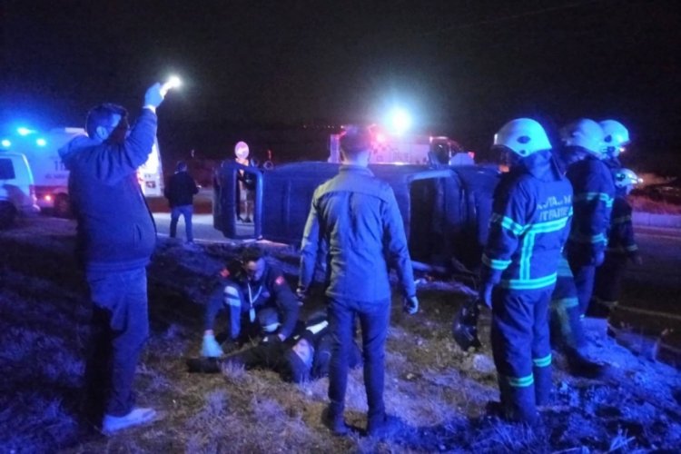 K&uuml;tahya'da polis takibinde minib&uuml;s kaza yaptı, 6'sı polis 9 yaralı