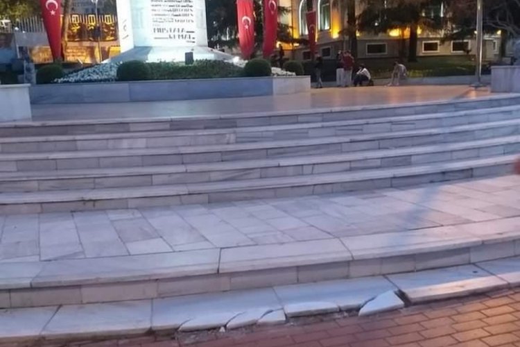 Bursa Atat&uuml;rk Heykeli &ouml;n&uuml;ndeki mermerler yapılıyor, kırılıyor!