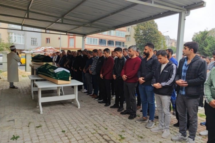Tekirdağ'da evinin &ouml;n&uuml;nde otururken t&uuml;fekle a&ccedil;ılan ateş sonucu &ouml;len kadının cenazesi defnedildi