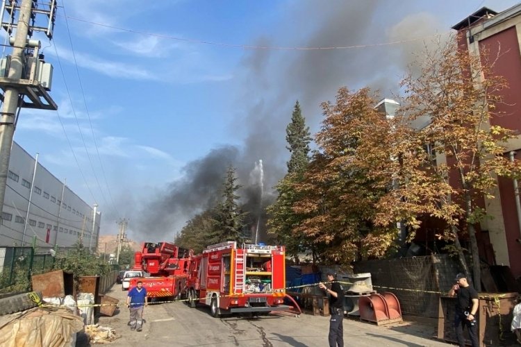 Kocaeli'de plastik fabrikasında yangın &ccedil;ıktı! 3 kişi yaralandı