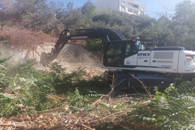 Bursa'da metruk binaların yıkımı s&uuml;r&uuml;yor