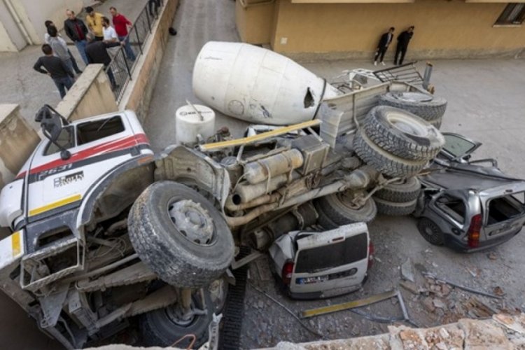 Ankara'da beton mikseri ara&ccedil;ların &uuml;zerine devrildi