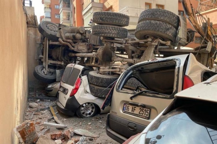 Ankara'da beton mikseri otoparka devrildi