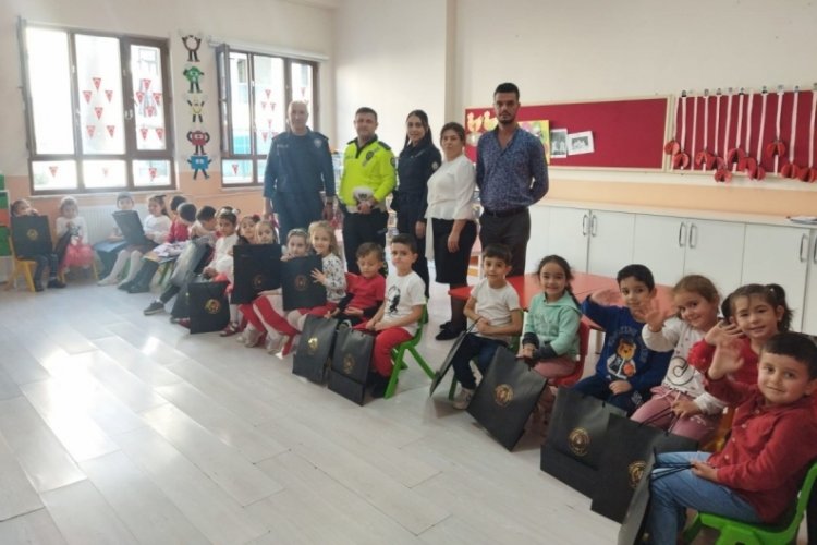 Bursa'da Kestel emniyetinden Cumhuriyetin 100. yılında 100 &ouml;ğrenci s&ouml;yleyişi