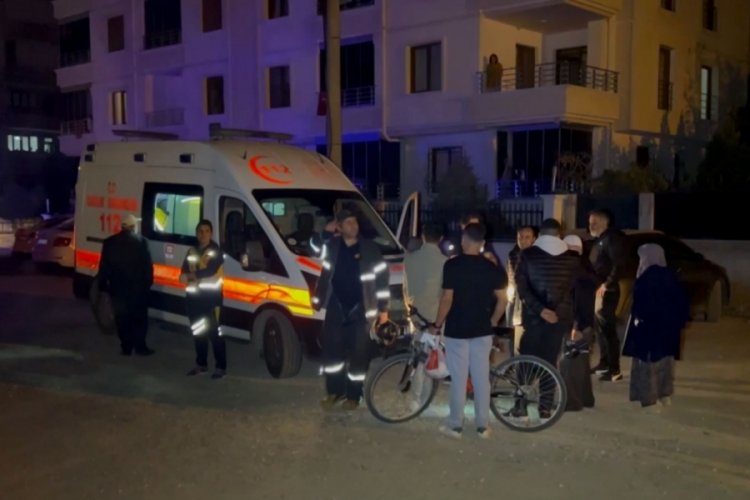 Aksaray'da evin bah&ccedil;esine ka&ccedil;an topunu almak istedi! Elektrik &ccedil;arptı
