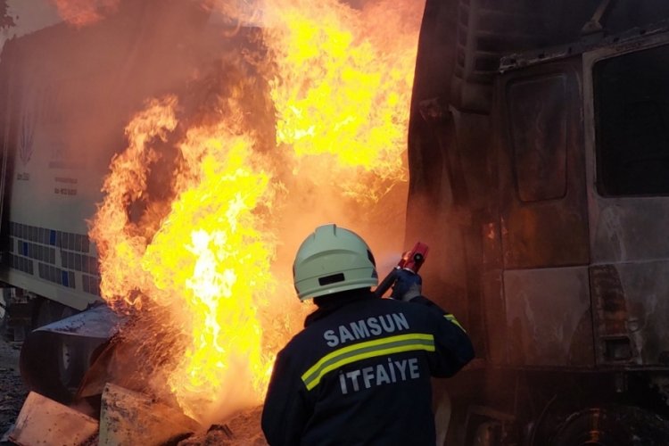 Samsun'da tır, seyir halindeyken alev alev yandı