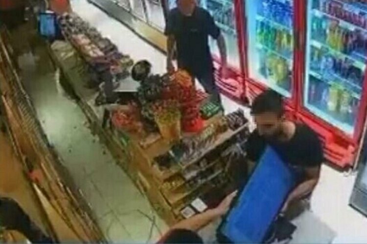 İzmir'de bor&ccedil; anlaşmazlığı, oyun makinesini s&ouml;kmeye &ccedil;alıştı