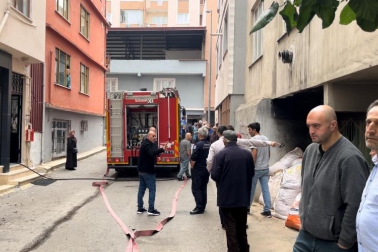 Bursa'da sinir krizi ge&ccedil;irdi ailesi ile birlikte yaşadığı evi yaktı