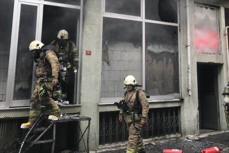 İstanbul'da iplik at&ouml;lyesinde &ccedil;ıkan yangın hasara neden oldu