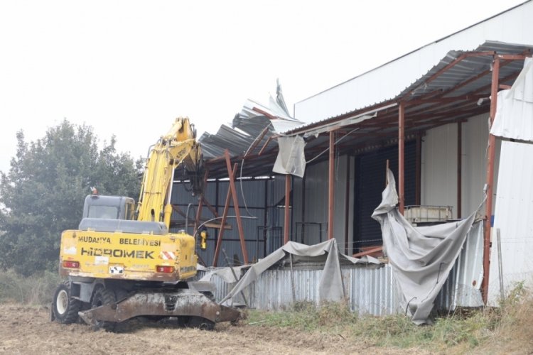 Bursa'da ka&ccedil;ak yapıların yıkımları s&uuml;r&uuml;yor