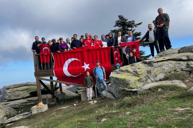 Cumhuriyet'in 100. yılında Bursa'da 100 &ouml;ğretmen &Ccedil;ataldağ zirvesinde