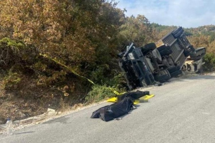 İş makinesi y&uuml;kl&uuml; TIR devrildi! 2 kişi feci şekilde can verdi
