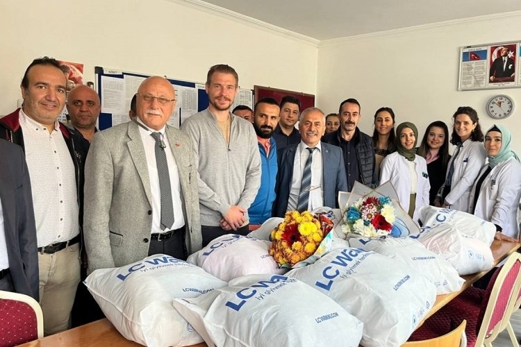 Kayserispor'un savunma oyuncusu Kolovetsios, &ouml;ğrencilerle bir araya geldi