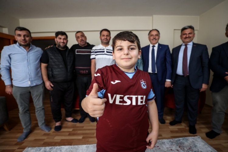 Bursa'da y&uuml;z&uuml;ne biber gazı sıkılan &ccedil;ocuğa Trabzonspor forması hediye edildi