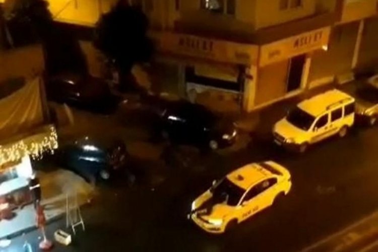 İstanbul'da ara&ccedil;ların yolunu kesti, taksinin &uuml;zerine atladı