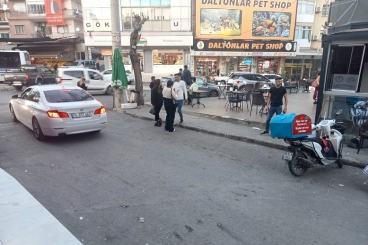 İzmir'de yol &uuml;zerinde şakalaşan 2 &ccedil;ocuk otomobilin altında kaldı!